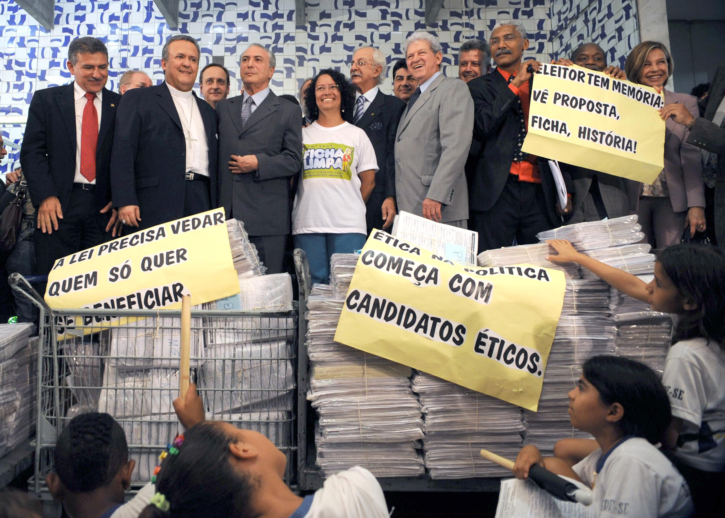 ENTREGA NA CÂMARA DAS ASSINATURAS EM APOIO AO PROJETO DA LEI DA FICHA LIMPA 2009