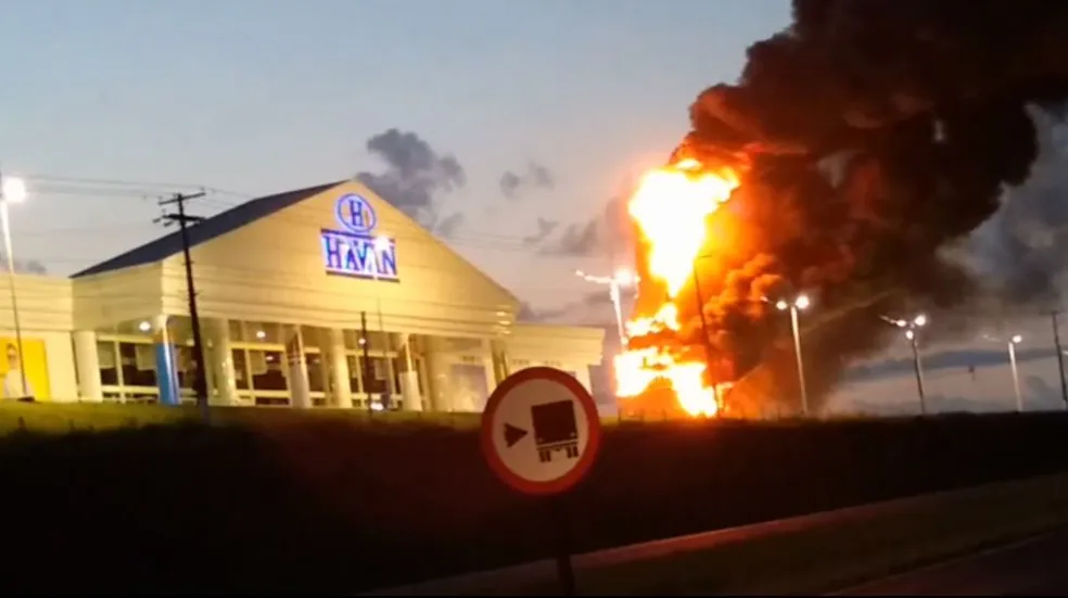 Estátua da Havan em São Carlos fica totalmente destruída após pegar fogo — Foto: Reprodução EPTV