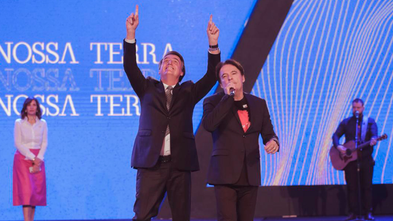 Bolsonaro e Rodovalho em culto. Divulgação/Sara Nossa Terra