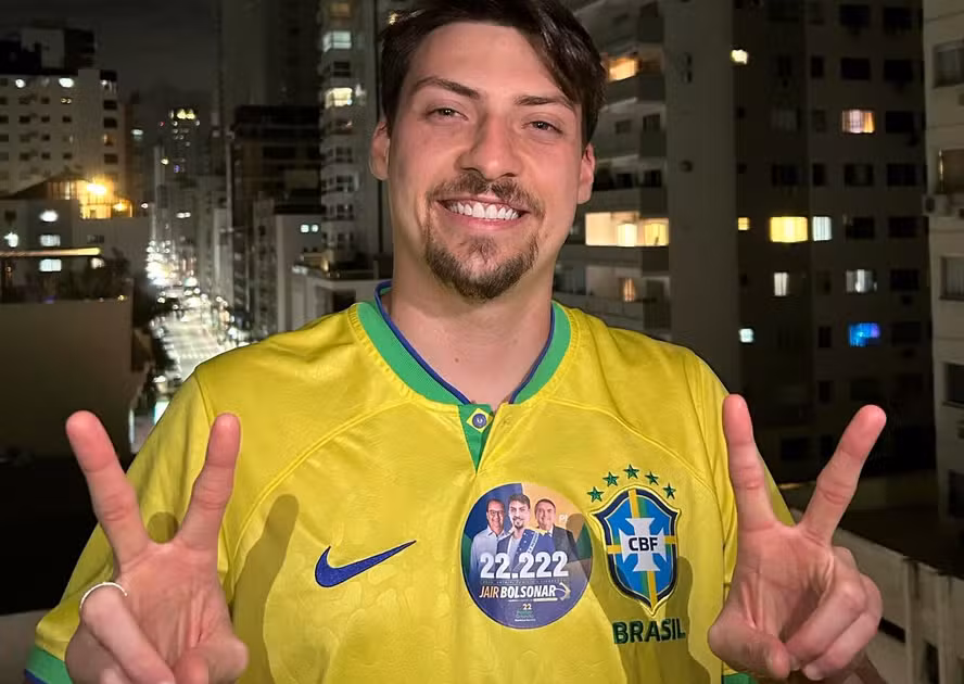 Renan Bolsonaro celebrando eleição como vereador em Balneário Camboriú