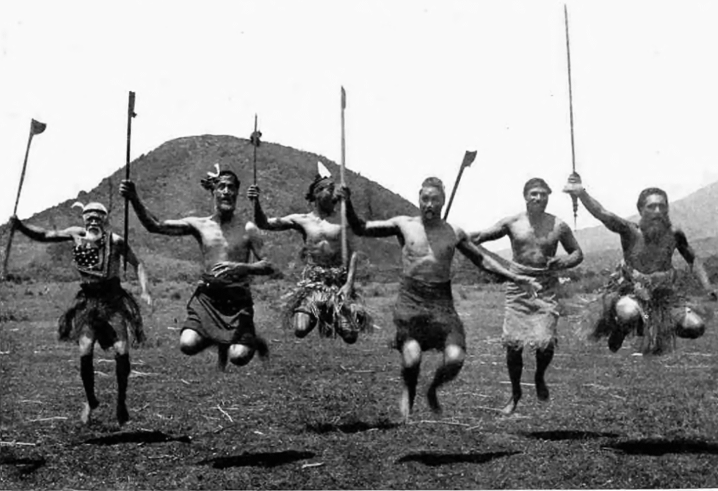Guerreiros do povo maori, na Nova Zelândia, fazendo a dança marcial haka, em 1925. Foto: H. E. Partridge/Domínio Público.