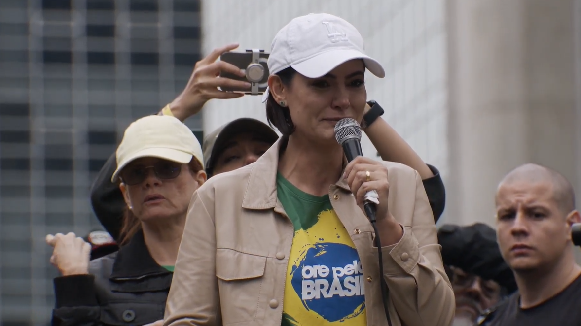 Ato em Brasília reúne apoiadores de Bolsonaro para pedir anistia aos condenados de 8 de janeiro.