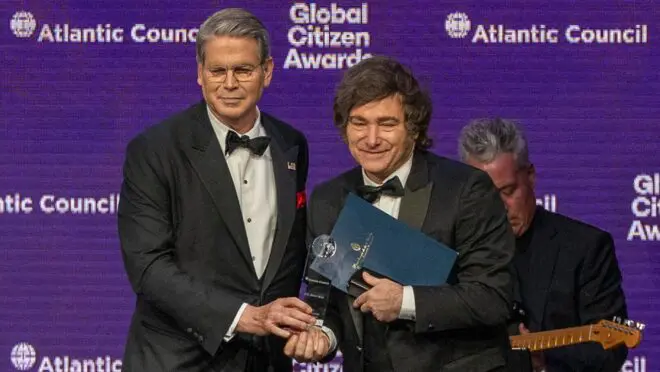 Milei recebe do secretário do Tesouro americano, Scott Bessent, o Prêmio Cidadão Global de 2025, do think tank americano Atlantic Council (Foto: Ángel Colmenares/EFE)