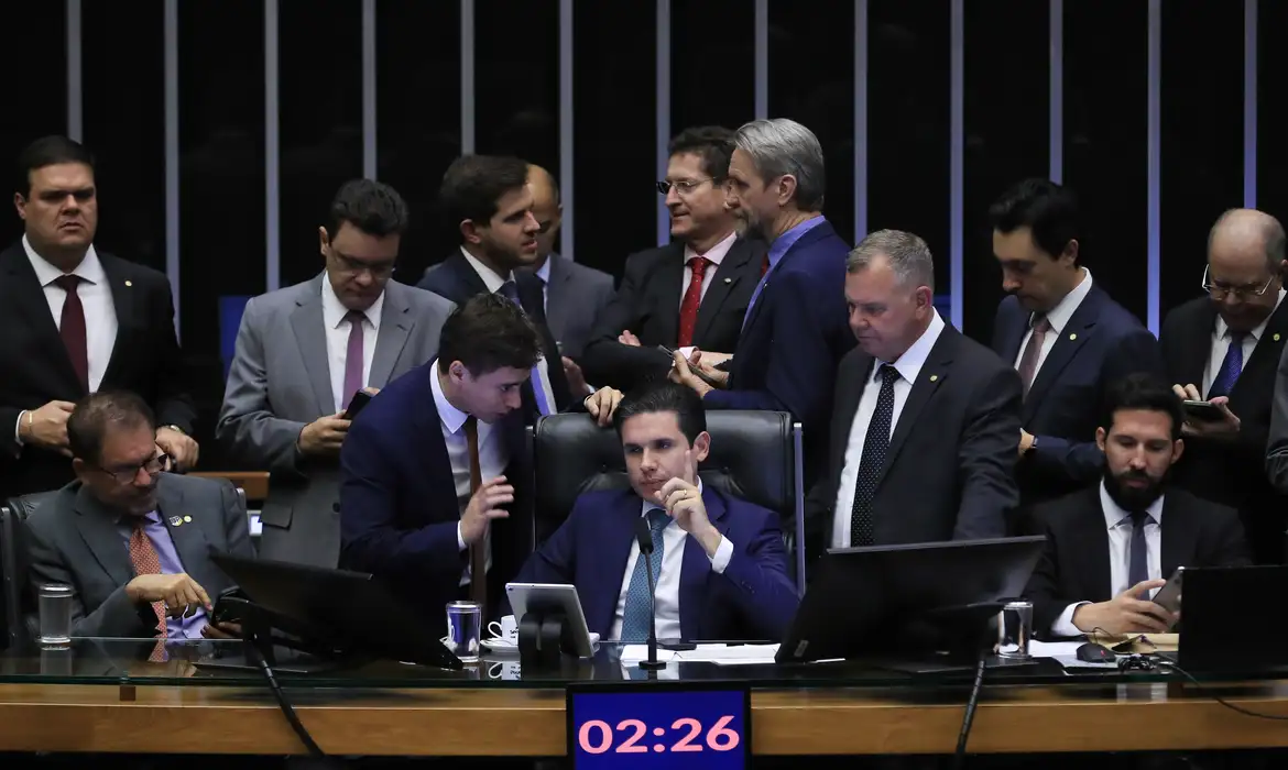Hugo Motta nega vínculo entre a anistia do 8 de Janeiro e a votação do IR. Projeto de isenção até R$ 5 mil segue previsto para 1º de outubro.