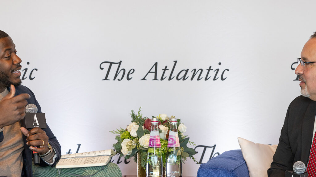 Logo da revista The Atlantic em evento promovido pela publicação em 2023. Foto: US Department of Education.