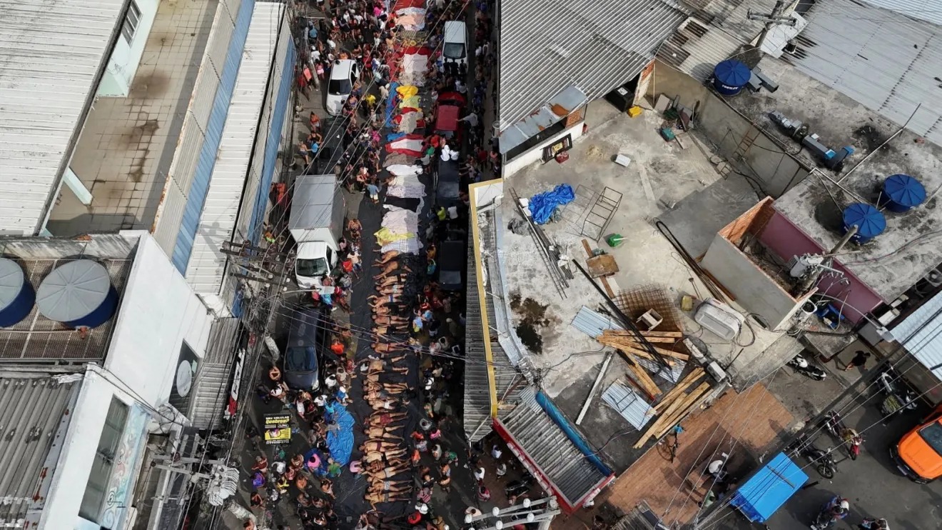 Corpos enfileirados em rua do Rio de Janeiro após operação policial mais letal da história da cidade. Foto: REUTERS/Ricardo Moraes