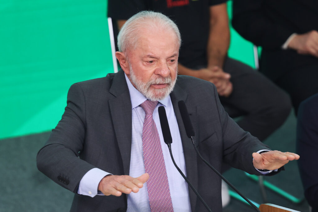 O corte de verbas feito pelo governo Lula ameaça travar o pagamento de aposentadorias e paralisar serviços do INSS, que alerta para risco de colapso na Previdência.