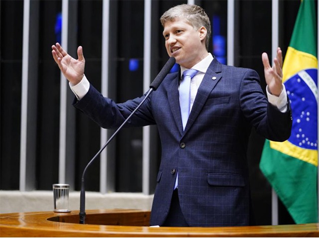 Zé Trovão, Van Hattem e Pollon podem ter mandatos suspensos por bloqueio de 30 horas no plenário.