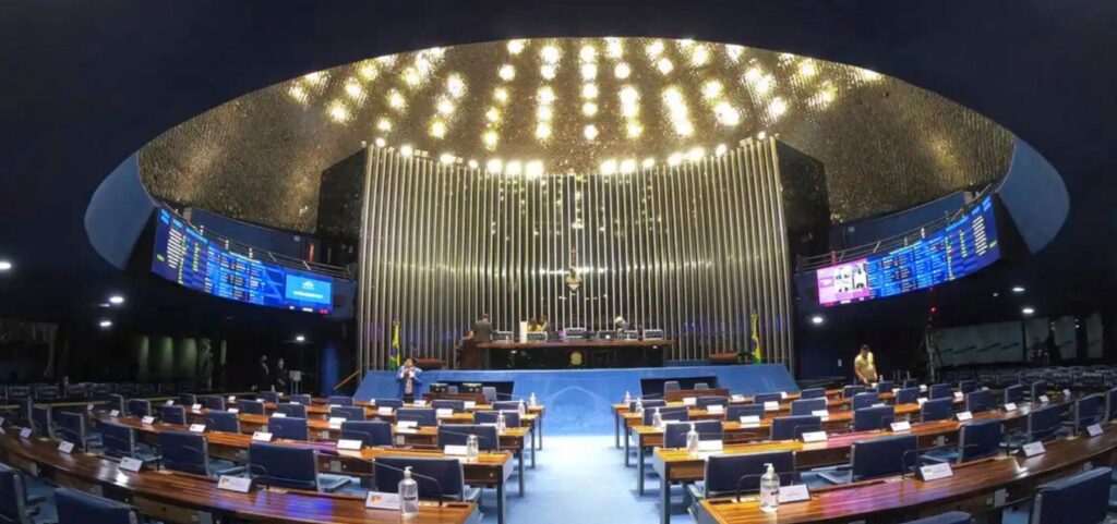 Senado aprova brecha fiscal para gastos da Defesa, liberando R$ 30 bilhões e reduzindo transparência nas contas do governo.