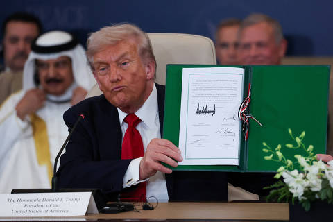 Trump assina acordo de cessar-fogo em Gaza com apoio de Egito, Catar e Turquia; plano prevê libertação de reféns e retirada gradual de tropas israelenses