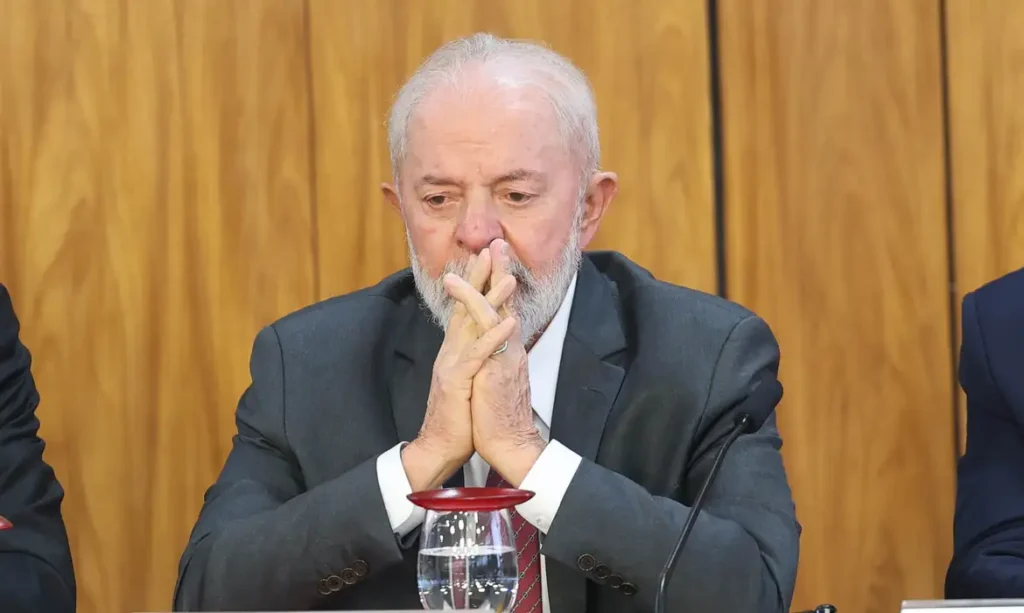 Lula critica operação no Rio que deixou 121 mortos e defende investigação paralela conduzida por legistas da PF.