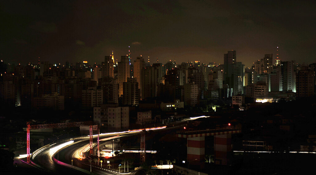Geração solar e eólica elevada, baixa demanda e crescimento desordenado da microgeração ameaçam colapso da rede elétrica ainda em 2025 Foto: Reprodução