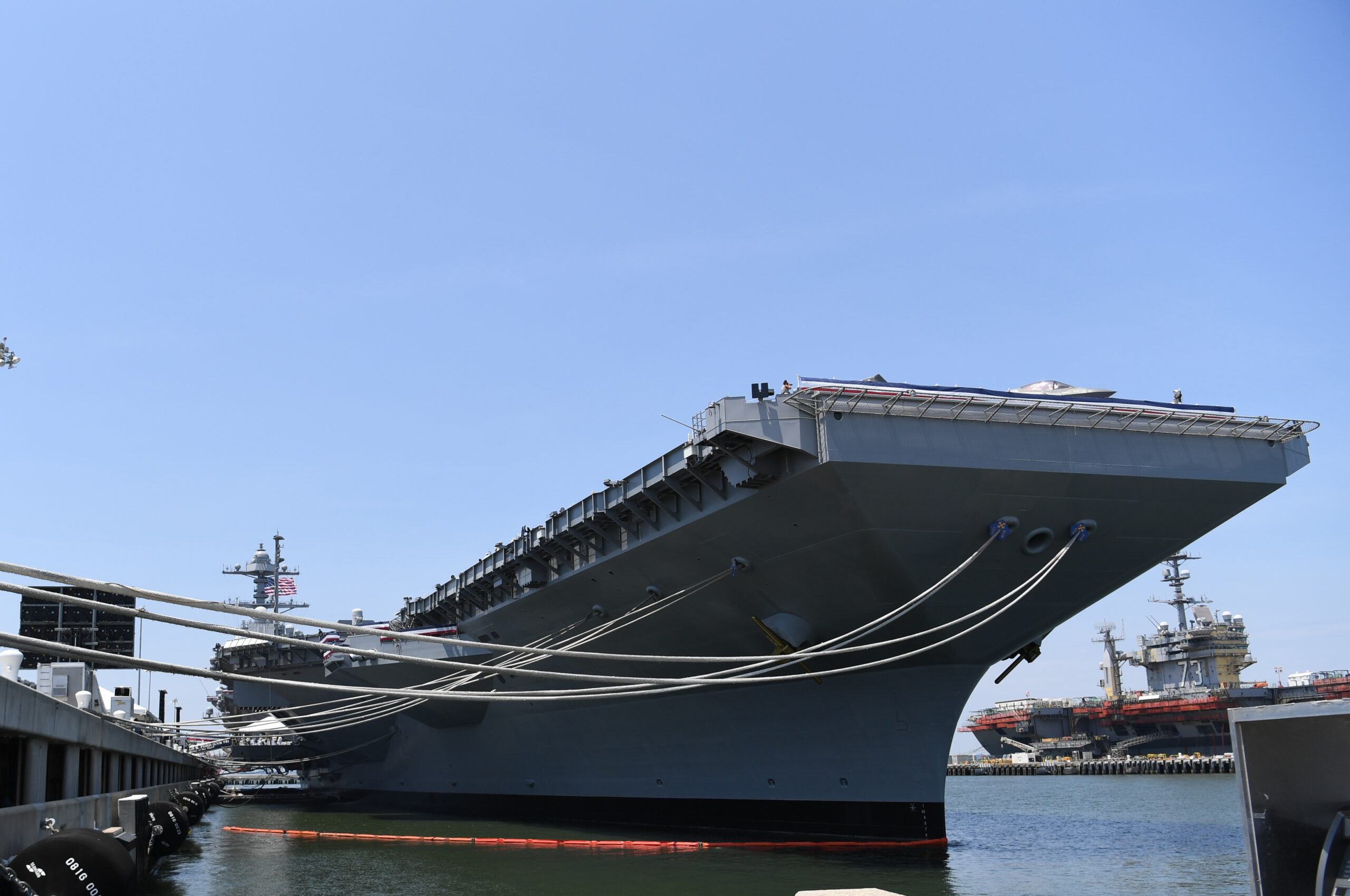 O USS Gerald R. Ford, com 333 metros de comprimento, 100 mil toneladas e capacidade para cerca de 90 aeronaves, transporta aproximadamente 5 mil marinheiros.