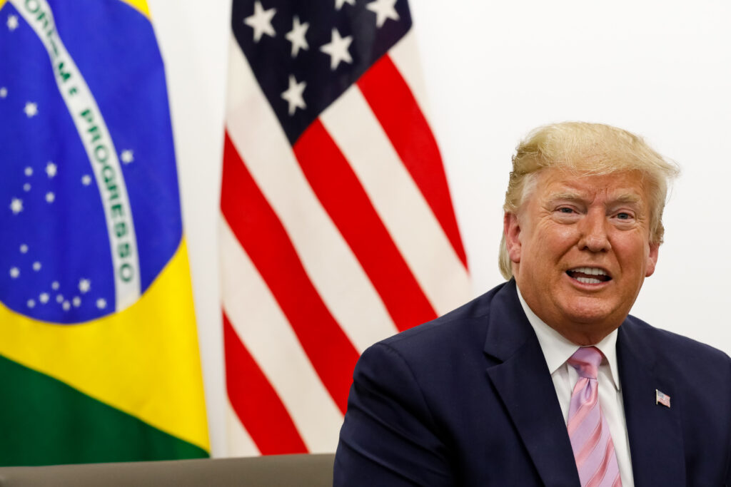 A taxação entrou em vigor em agosto de 2025 e foi detalhada por representante comercial dos Estados Unidos, Jamieson Greer, durante uma coletiva em Washington, ao lado do secretário do Tesouro, Scott Bessent.