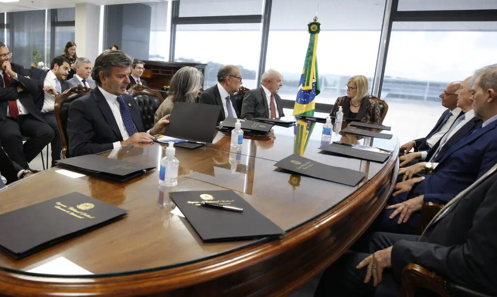 Lula leva em média 23 dias para indicar nomes ao STF; sucessão de Barroso pode durar até dois meses. Jorge Messias é o principal cotado.