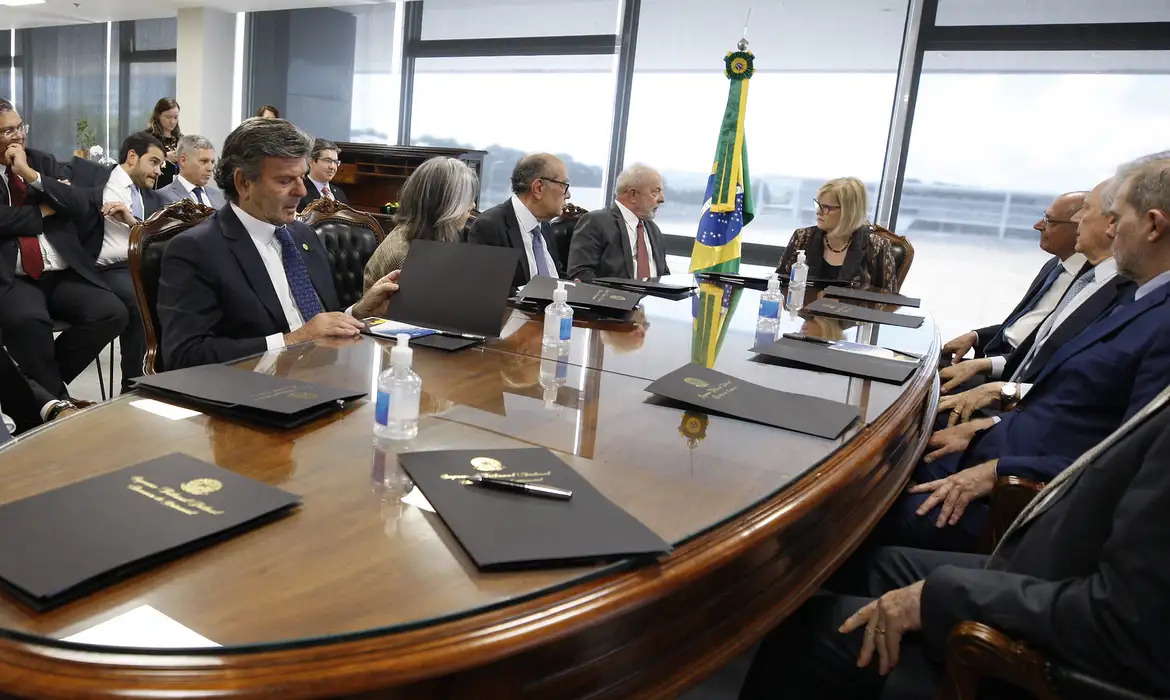 Lula leva em média 23 dias para indicar nomes ao STF; sucessão de Barroso pode durar até dois meses. Jorge Messias é o principal cotado.