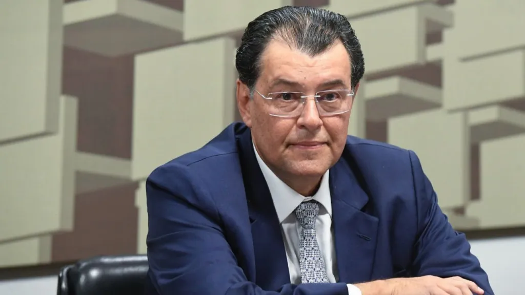 O relator do texto Eduardo Braga