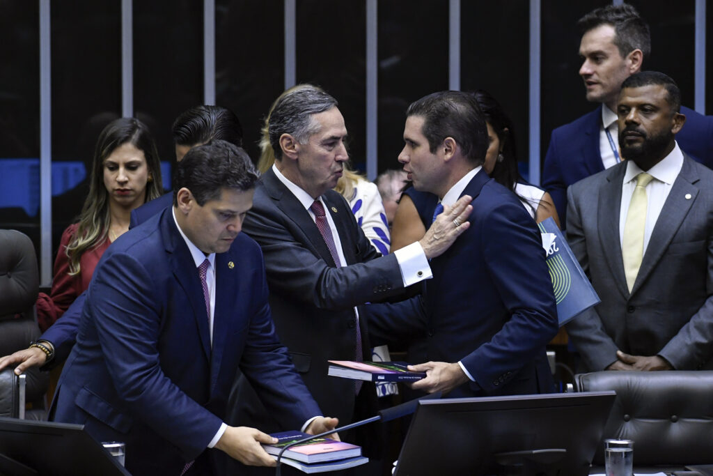 Nas redes sociais, Motta elogiou o equilíbrio e a dedicação do magistrado na defesa da Constituição e da democracia.