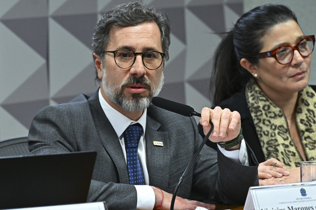 Ministro da CGU afirma que não avisou Lula sobre fraudes no INSS para preservar sigilo de investigações. Relator da CPI critica atitude