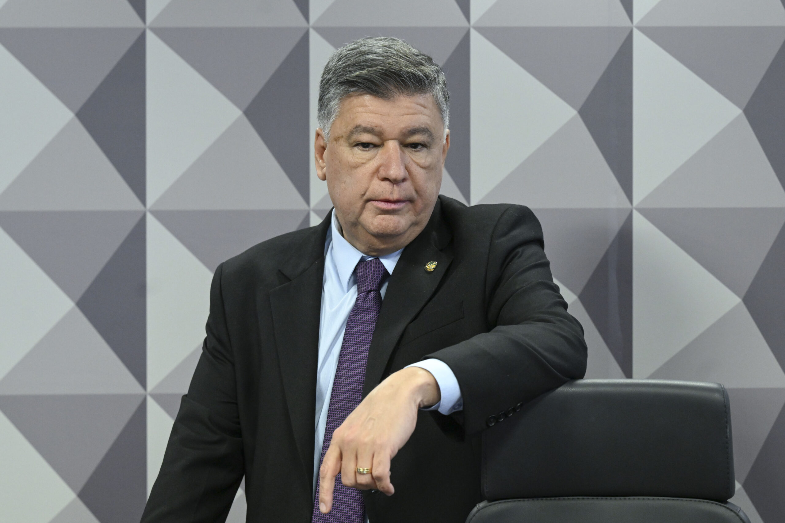Carlos Viana elogia decisão de Fux, mas critica habeas corpus do STF que permite silêncio de depoentes na CPMI do INSS. Sessão com Stefanutto tem bate-bocas e é suspensa duas vezes