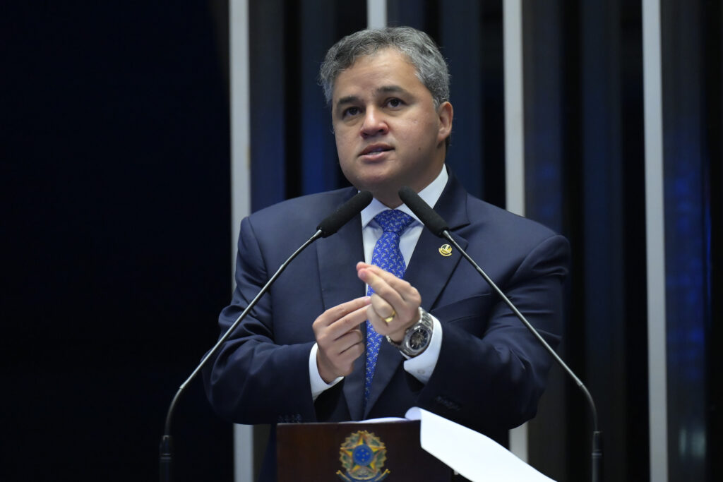 Mesmo ao acatar o pedido, Efraim aproveitou a reunião para fazer críticas à política fiscal do governo Lula