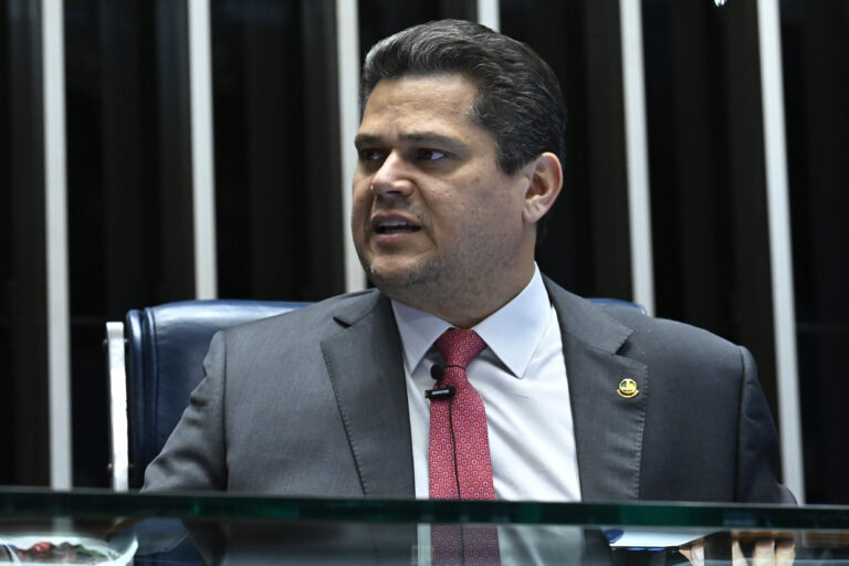 Empresários recorrem a Alcolumbre para tentar frear PEC do fim da escala 6×1