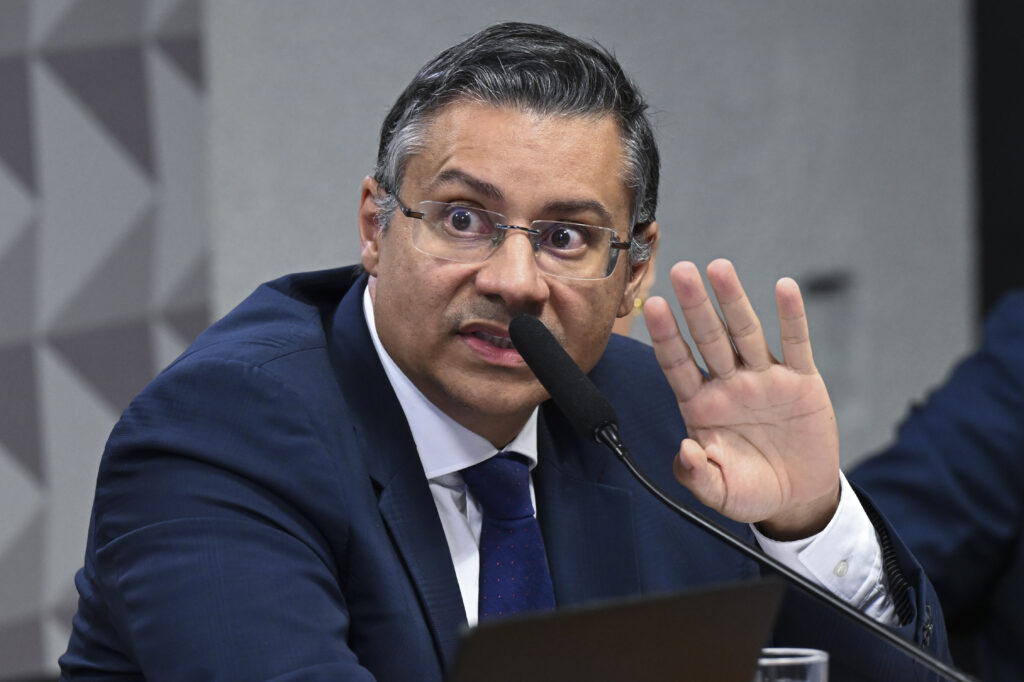 Virgílio se recusou a comentar sobre transações financeiras e a ligação de familiares com empresas investigadas