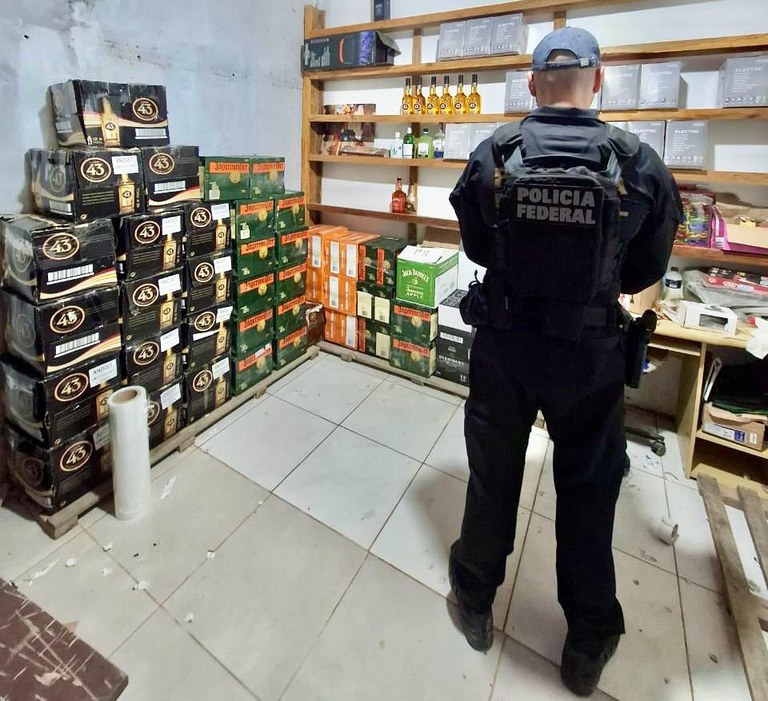 PF realiza operação de combate aos crimes de descaminho de bebidas, lavagem de dinheiro e organização criminosa