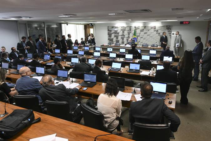 Senado aprova urgência para projeto que identifica devedores contumazes e prevê punições mais rígidas, incluindo adulteração de alimentos