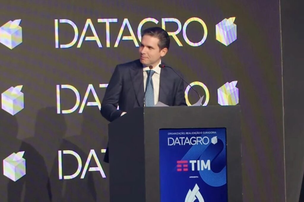 O presidente da Câmara, Hugo Motta, defendeu aumentar para 35% a mistura de etanol na gasolina, reforçando o papel dos biocombustíveis na economia