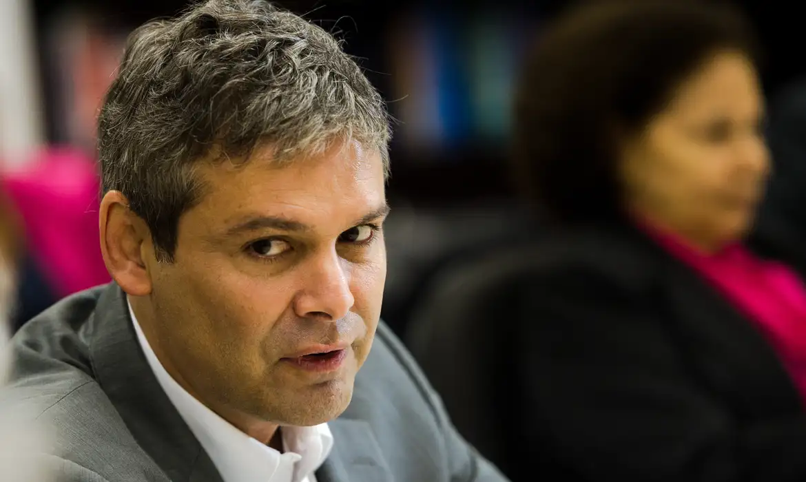 Lindbergh Farias protocola representação criminal contra Michelle Bolsonaro na PGR, evidenciando a ofensiva do PT contra figuras ligadas ao ex-presidente. Foto: Agência Brasil