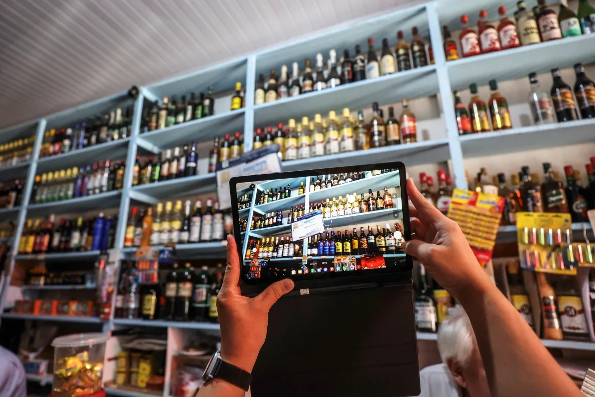 Após intoxicações por metanol, Senado avalia sistema de rastreabilidade de bebidas para consumidores conferirem origem e segurança dos produtos.