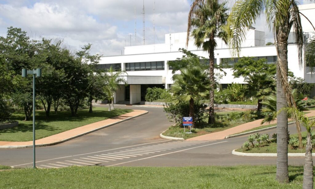 No Brasil, a embaixada orienta que solicitantes acompanhem eventuais atualizações nos canais oficiais de comunicação.