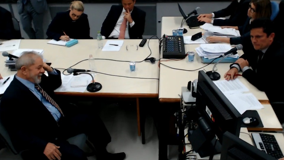 Lula e Sérgio Moro cara a cara, durante o depoimento do petista no processo da Lava Jato. (Foto: Reprodução/Vídeo JFPR)