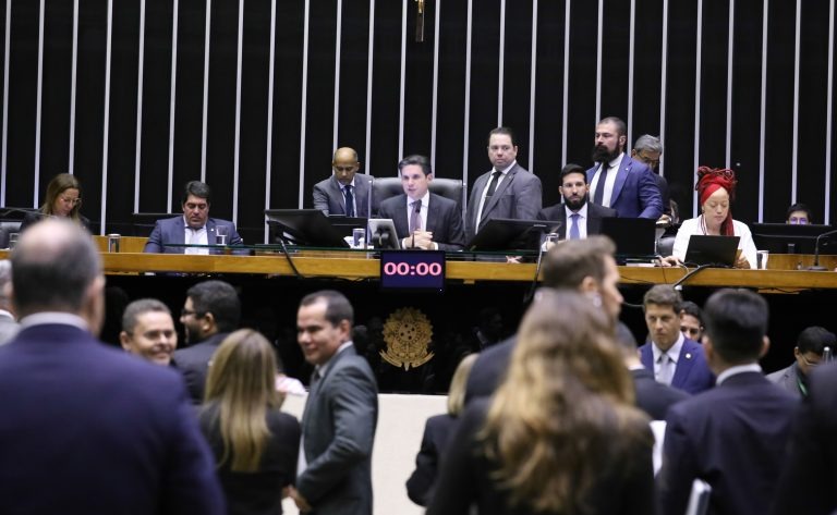 Deputados aprovam PEC que concede aposentadoria integral e efetivação a agentes de saúde. Proposta segue para o Senado