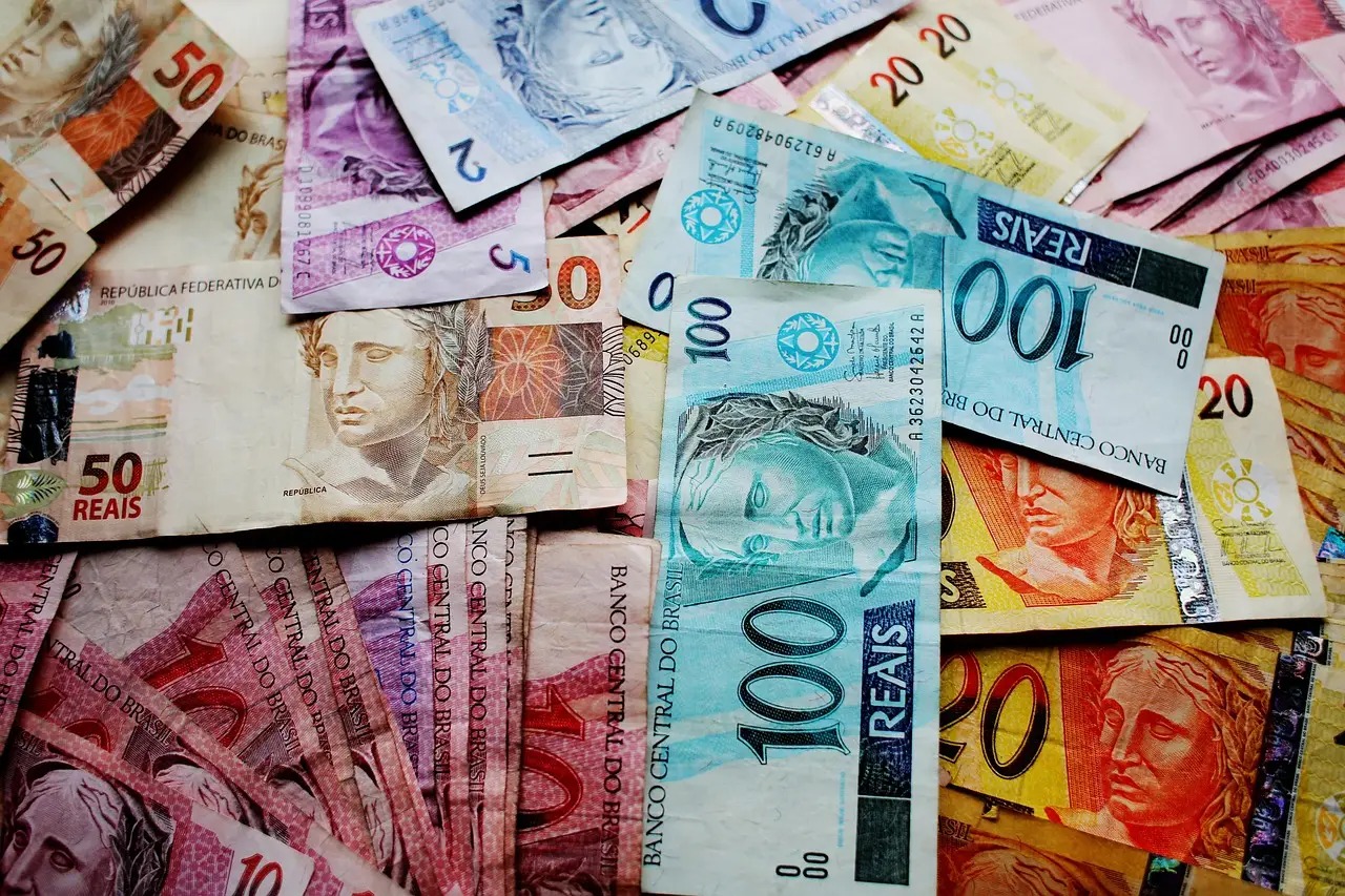 Senado aprova projeto que acelera portabilidade de salário e amplia alertas sobre juros e crédito. Proposta segue para sanção presidencial.