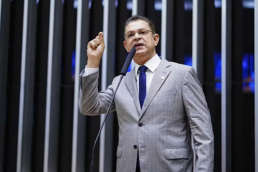 Deputado Sóstenes Cavalcante (PL-RJ) agradece publicamente a articulação de Tarcísio de Freitas, na derrubada da MP 1303 — Foto: Pablo Valadares/Câmara dos Deputados