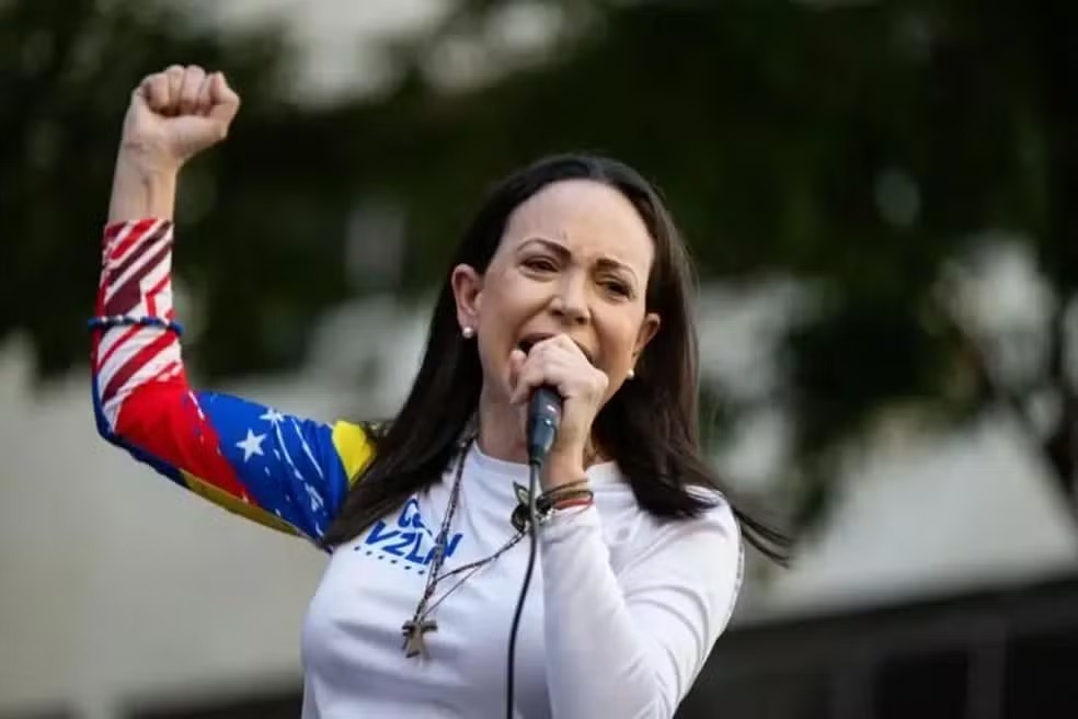 María Corina Machado sofreu fratura na coluna ao fugir da Venezuela em barco de pesca, segundo aliados da oposição