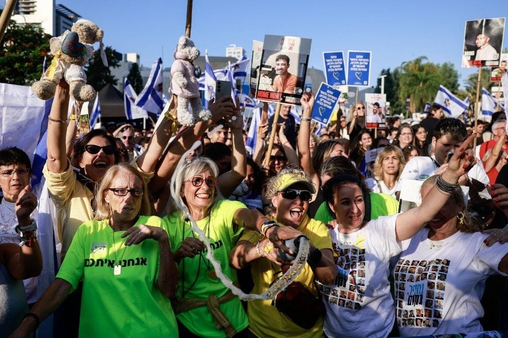 Israelenses celebram em Tel Aviv a libertação dos reféns – Foto: Menahem Kahana/AFP