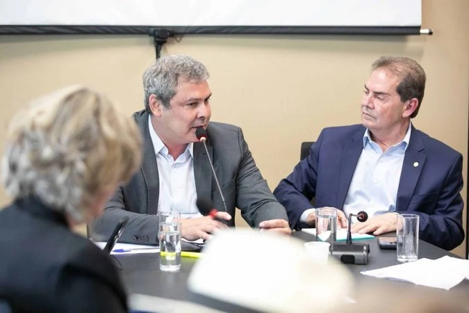 O líder do PT na Câmara, Lindbergh Farias, e o relator Paulinho da Força, em reunião sobre o PL da Anistia - crédito: Gabriel Paiva/PT na Câmara