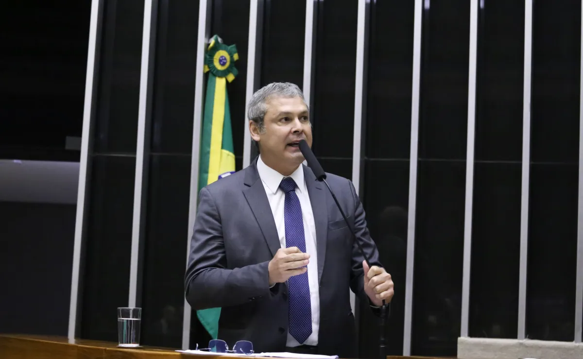 Lindbergh Farias protocola representação criminal contra Michelle Bolsonaro na PGR, evidenciando a ofensiva do PT contra figuras ligadas ao ex-presidente. Foto: Câmera dos Deputados