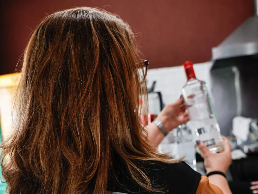 Câmara vota urgência de projeto que torna crime hediondo falsificação de bebidas em meio a mortes por consumo de metanol