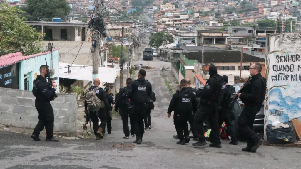 “Temos alvos no Comando Vermelho, no Terceiro Comando, na milícia, no jogo do bicho, na maquininha, no cigarro. Não temos criminoso favorito”, afirmou.