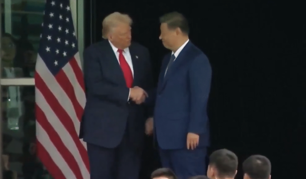 Trump anuncia redução de tarifas contra a China e afirma que segue atento ao país após novo acordo econômico com Xi Jinping.
