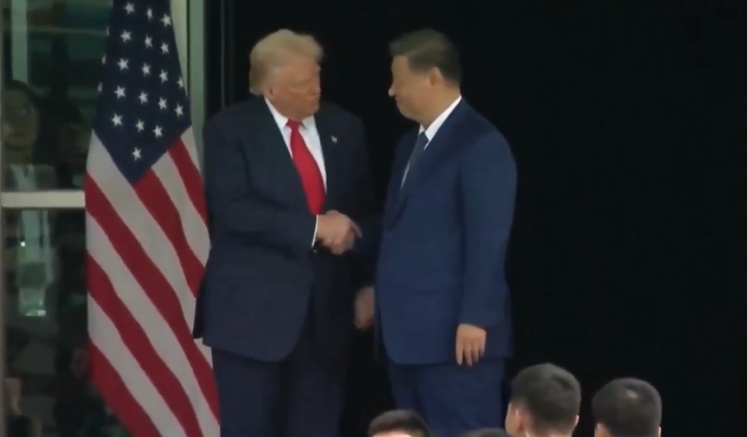 Trump anuncia redução de tarifas contra a China e afirma que segue atento ao país após novo acordo econômico com Xi Jinping.