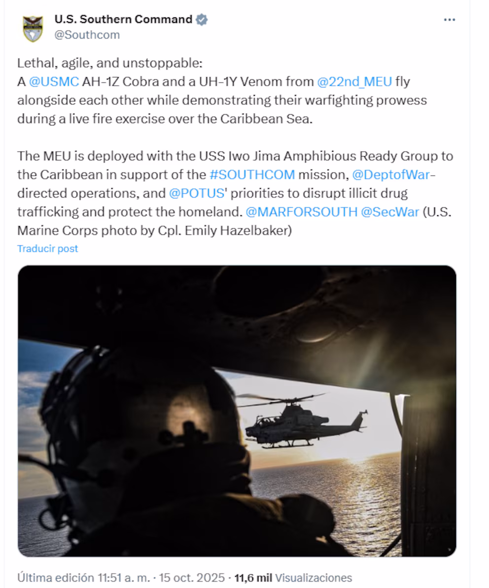 Um AH-1Z Cobra e um helicóptero UH-1Y Venom do 22º Batalhão Expedicionário de Fuzileiros Navais (MEU) dos EUA voam em formação durante um exercício de fogo real sobre o Mar do Caribe, demonstrando suas capacidades de combate. O grupo expedicionário está destacado com o Grupo de Prontidão Anfíbia do USS Iwo Jima em apoio às missões do Comando Sul dos EUA (SOUTHCOM), às operações lideradas pelo Departamento de Defesa e às prioridades do Presidente de desmantelar o tráfico ilícito de drogas e proteger a pátria. (Foto do Corpo de Fuzileiros Navais dos EUA pela Cabo Emily Hazelbaker)