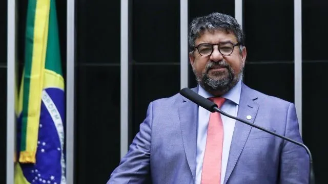 Washington Quaquá elogia operação que prendeu 113 suspeitos, afirma que “porrada pra quem precisa” e critica estratégia adotada.