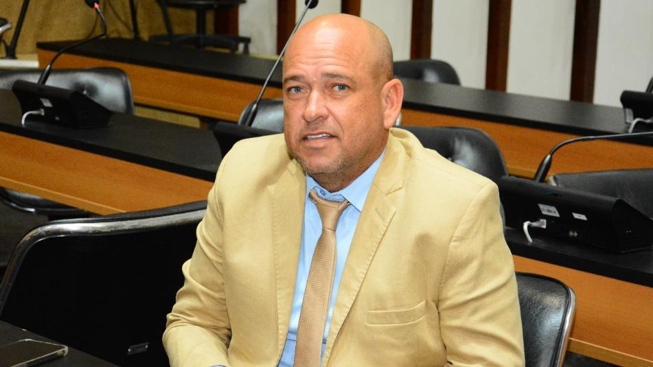 Operação Estado Anômico na Bahia busca dez suspeitos, incluindo o deputado Binho Galinha, e bloqueia R$ 9 milhões em bens relacionados a crimes como lavagem de dinheiro e tráfico.