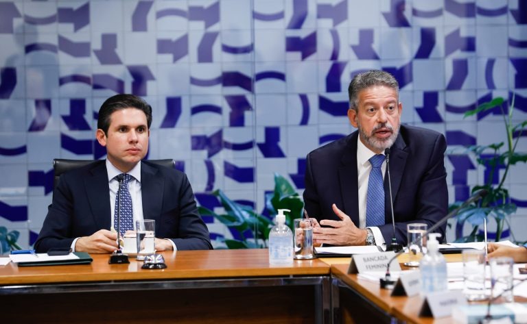 Hugo Motta e Arthur Lira deram vitória ao governo com isenção do IR