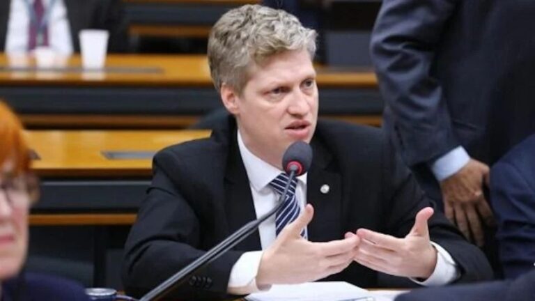 Deputados acionam CREDN contra general após van Hattem ser intimidado